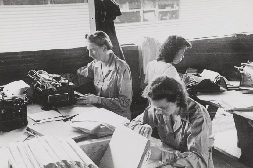 Leden van het Vrouwenkorps KNIL aan het werk in hun kantoor in een opvangkamp in Manila