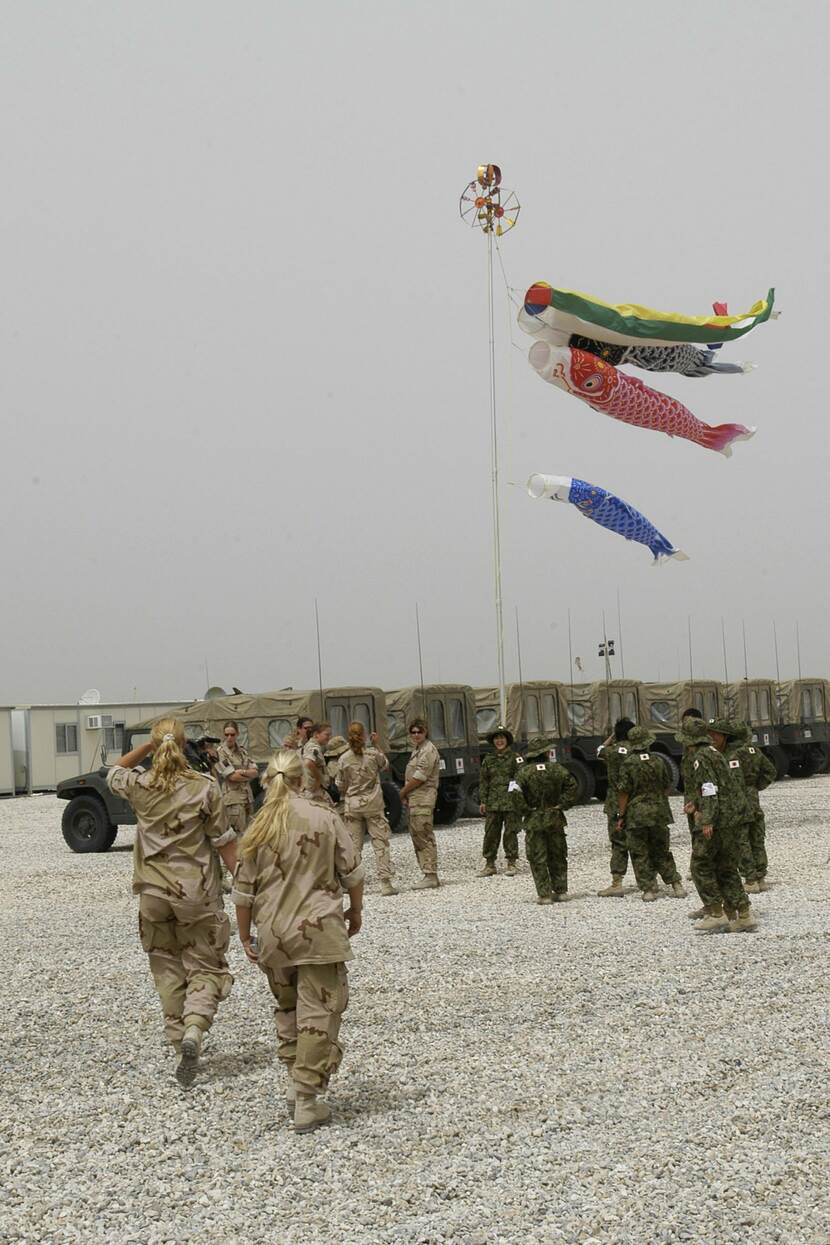 2 vrouwelijke militairen op rug gezien in Irak.