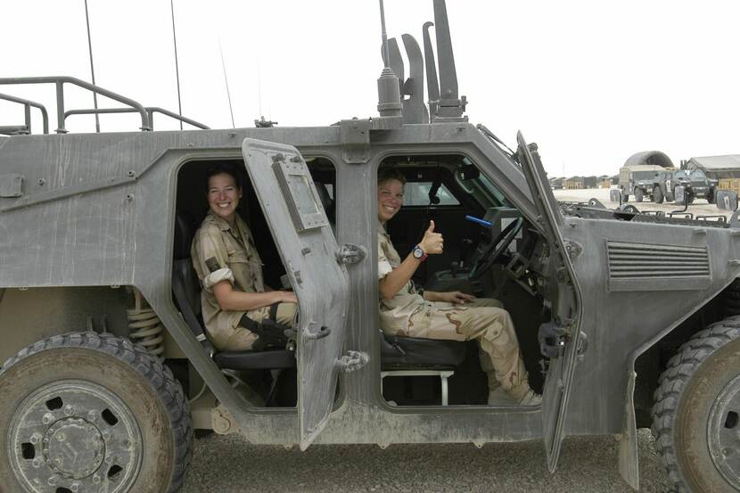 2 vrouwelijke militairen in voertuig in Irak.