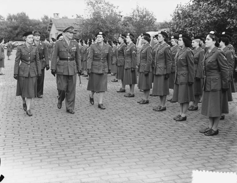 De vrouwelijke commandant inspecteert de vrouwelijke troepen.