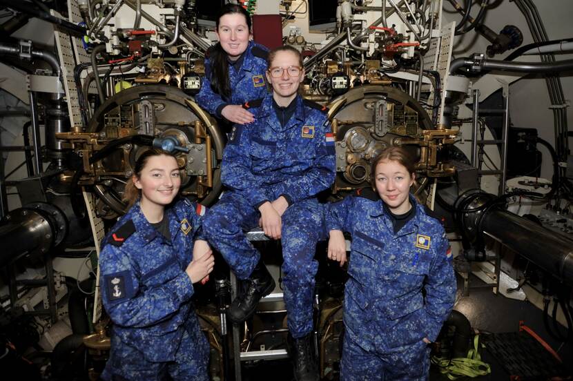 4 vrouwelijke matrozen in een onderzeeboot.