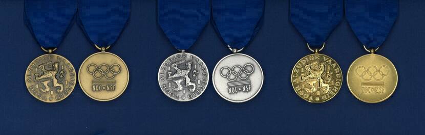 Voor- en achterkant van de bronzen, zilveren en gouden Nationale Sportmedaille NOC*NSF.