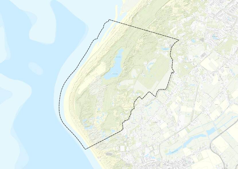 Kaart met daarop omlijnd het locatie-alternatief voor een nieuw amfibisch oefengebied in Oostvoorne, gemeente Voorne aan Zee, Zuid-Holland.