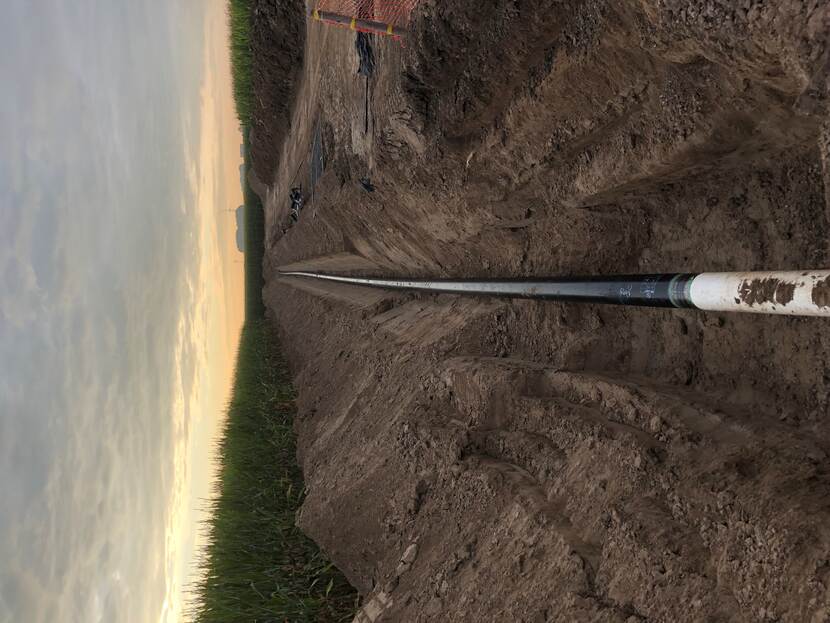 Uitgegraven grond waar pijpleiding in ligt.