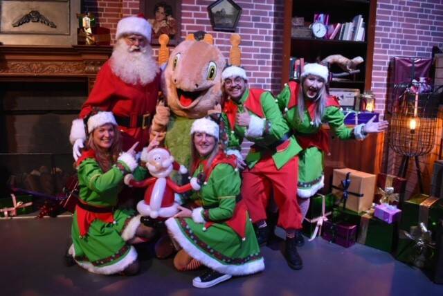 De kerstman met 4 als kerstvrouw verklede dames.