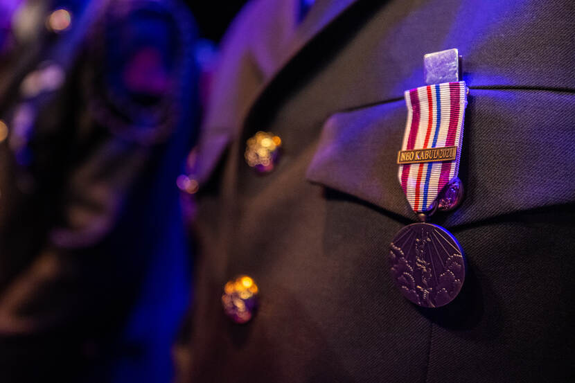 Een militair uniform met daarop een medaille met de tekst: Neo Kabul 2021.