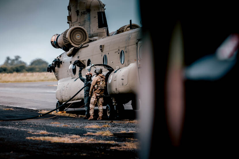 Medewerkers van het Petrol Oil Lubricants en Transport (POLTRA) van het Defensie Helikopter Commando (DHC) tanken een helikopter